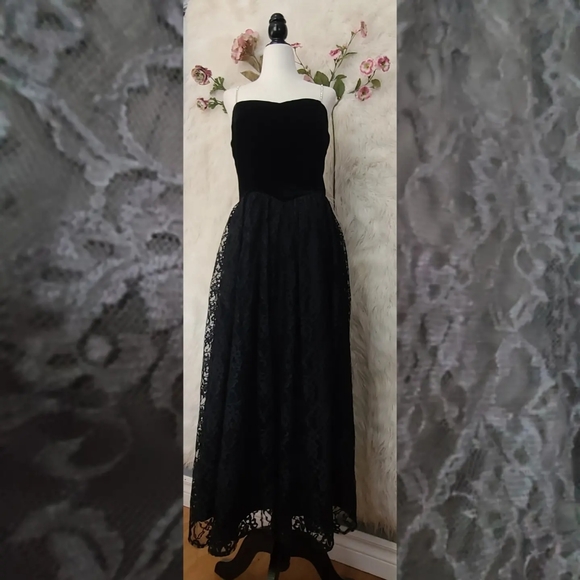 1980s black dress with velvet top and lace bottom - Picture 3 of 5